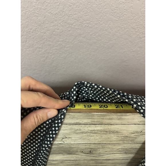 Under Armour Womens Shirt Size Medium Cold Gear Mock Long Sleeve Black Stars Top - Picture 4 of 15